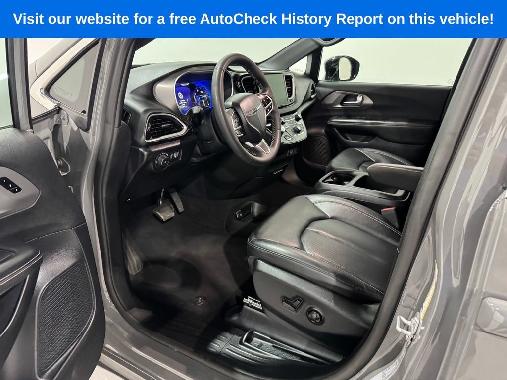 Used 2025 Chrysler Pacifica Select FWD image 15