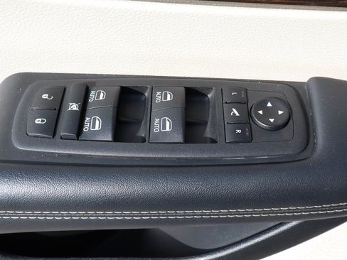 Used 2023 Chrysler Pacifica Limited FWD image 14