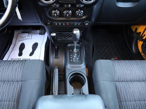 Used 2012 Jeep Wrangler Unlimited Rubicon w/ Connectivity Group AWD/4WD image 16
