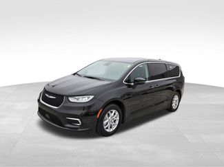 Used 2023 Chrysler Pacifica Touring-L video 2