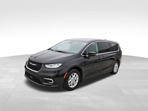 Used 2023 Chrysler Pacifica Touring-L image 2