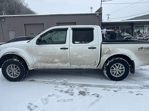 Used 2014 Nissan Frontier SV w/ SV Value Truck Package image 2