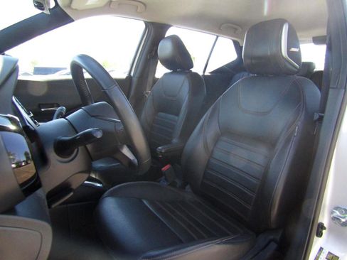 Used 2020 Nissan Kicks SR w/ Exterior Package FWD image 12