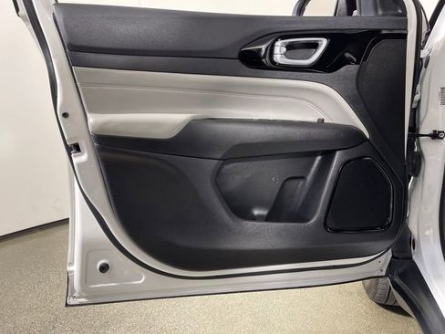 Used 2025 Jeep Compass Limited image 19