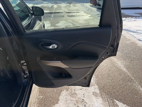 Used 2017 Jeep Cherokee Limited image 17