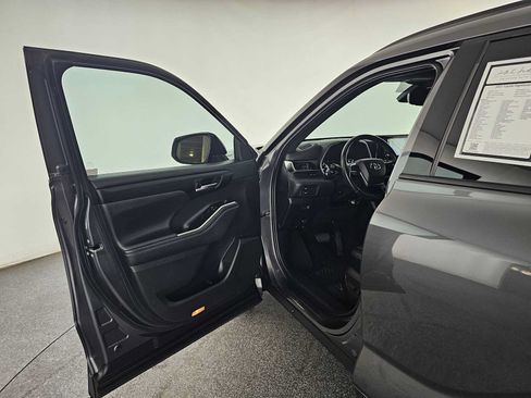 Used 2021 Toyota Highlander XSE FWD image 21