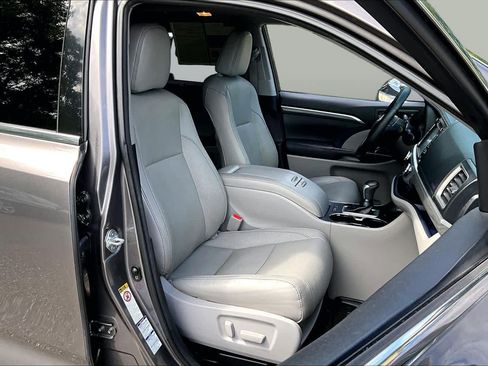 Used 2017 Toyota Highlander Limited Platinum w/ Carpet Mat Package AWD/4WD image 8