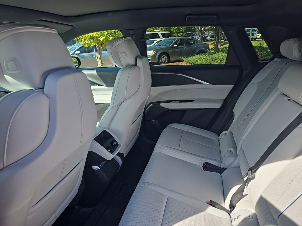 Used 2024 Cadillac Lyriq Luxury AWD/4WD image 10