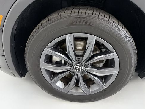 Used 2023 Volkswagen Tiguan SE w/ Panoramic Sunroof Package FWD image 29