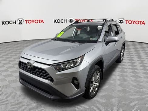 Used 2020 Toyota RAV4 XLE Premium image 3