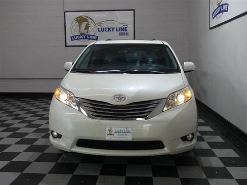 Used 2017 Toyota Sienna XLE image 2