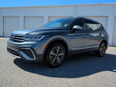 Used 2024 Volkswagen Tiguan SE image 2