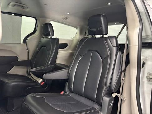 Used 2024 Chrysler Pacifica Touring-L FWD image 9