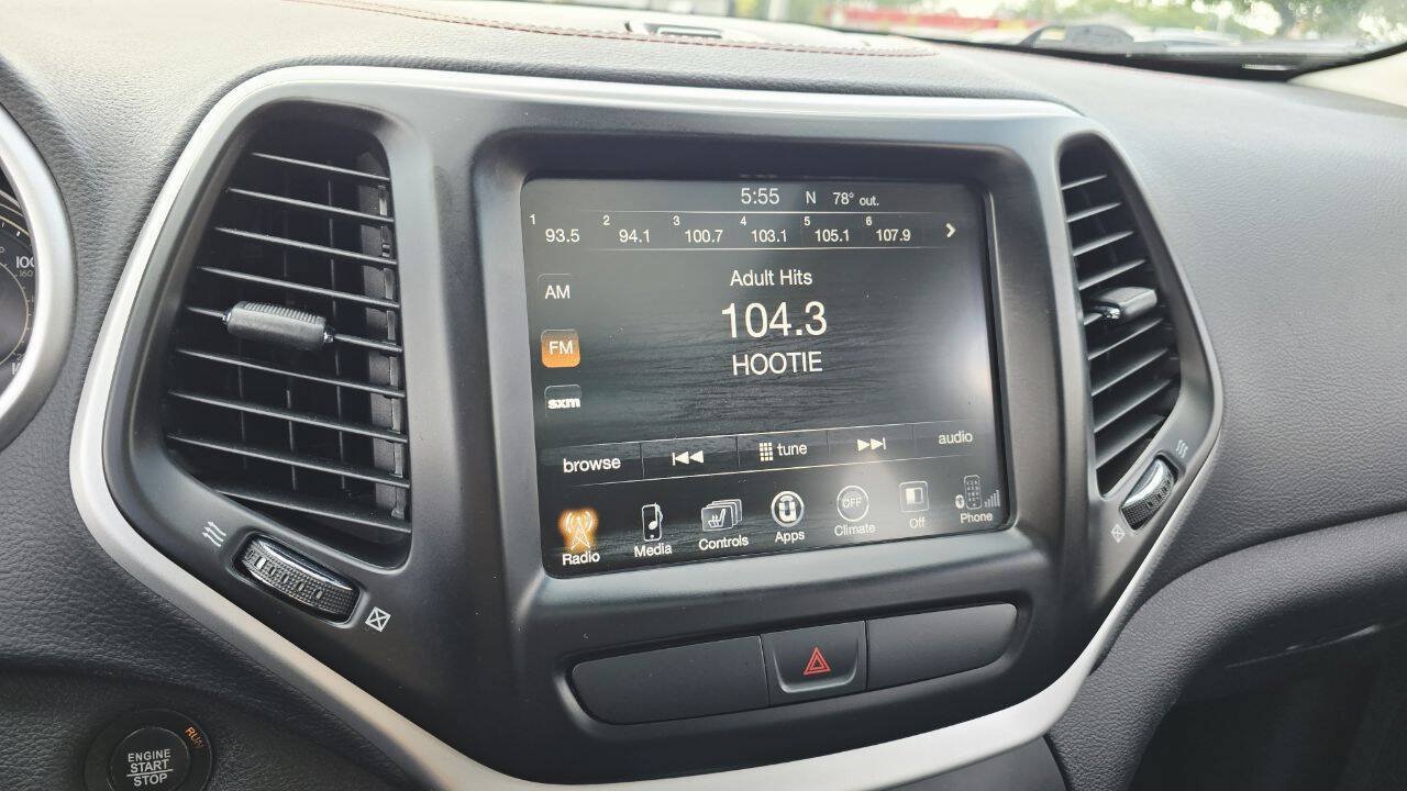 Used 2018 Jeep Cherokee Trailhawk AWD/4WD image 17