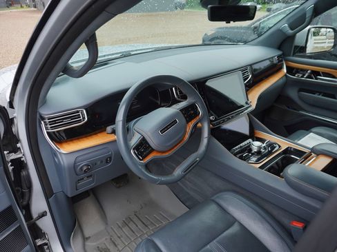 Used 2022 Jeep Grand Wagoneer Series II w/ Convenience Group III AWD/4WD image 3
