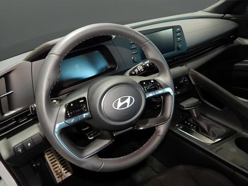 Used 2025 Hyundai Elantra SE image 11