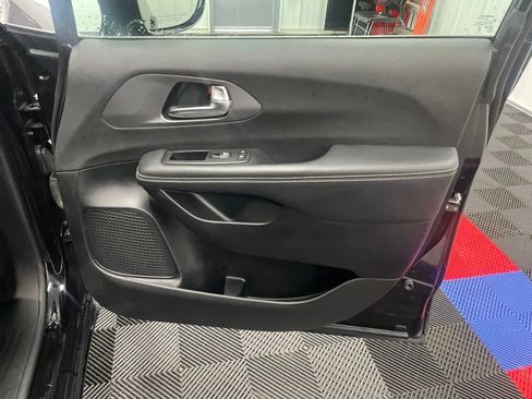 Used 2025 Chrysler Pacifica Select FWD image 11