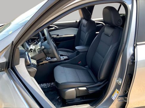 Used 2025 Chevrolet Trax LT FWD image 7