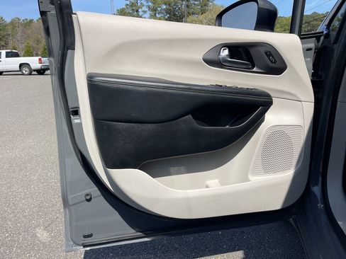 Used 2023 Chrysler Pacifica Touring-L image 21