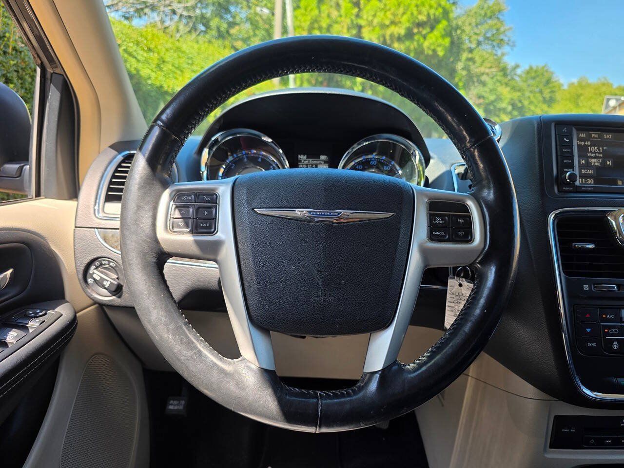 Used 2015 Chrysler Town & Country Touring-L w/ Driver Convenience Group FWD image 19