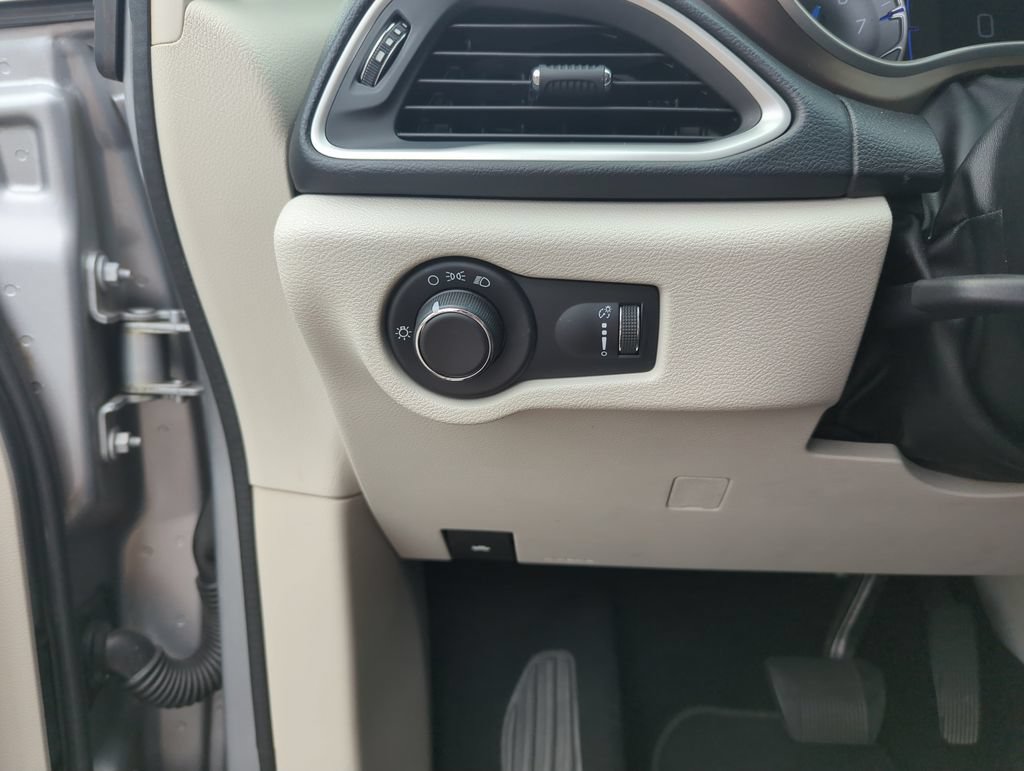 Used 2018 Chrysler Pacifica L FWD image 19