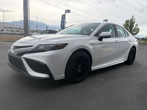 Used 2021 Toyota Camry SE image 3