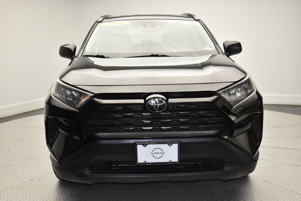 Used 2019 Toyota RAV4 LE FWD image 2