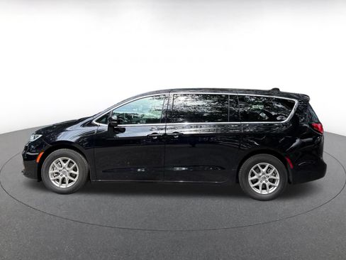 Used 2025 Chrysler Pacifica Select FWD image 4