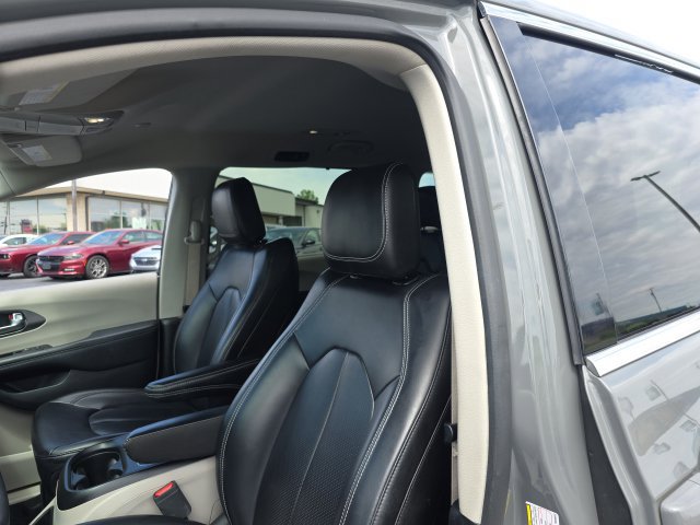 Used 2023 Chrysler Pacifica Touring-L FWD image 13
