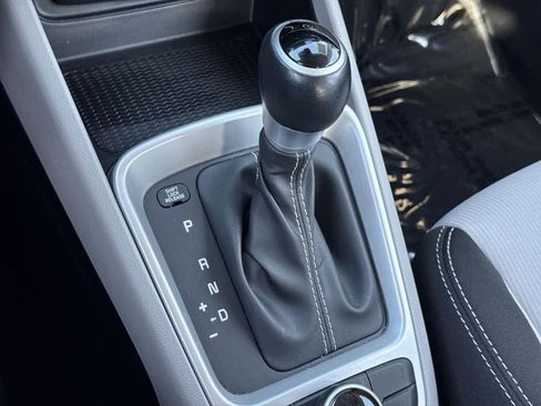 Used 2022 Hyundai Venue SEL image 38