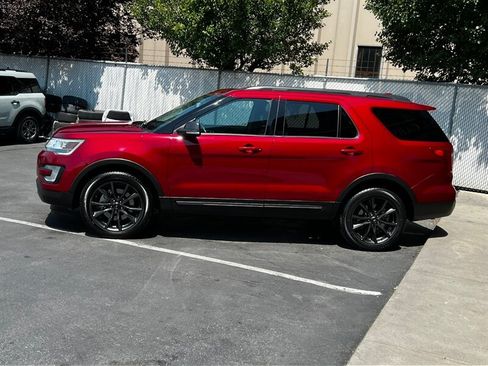 Used 2017 Ford Explorer XLT w/ Equipment Group 202A AWD/4WD image 4