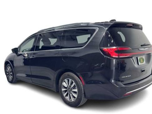 Used 2022 Chrysler Pacifica Touring-L FWD image 4