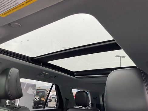 Used 2022 Ford Explorer XLT w/ Equipment Group 202A image 3