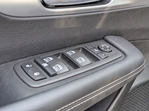 Used 2025 Chrysler Pacifica Limited FWD image 13