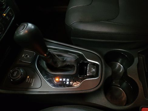 Used 2021 Jeep Cherokee Limited image 26