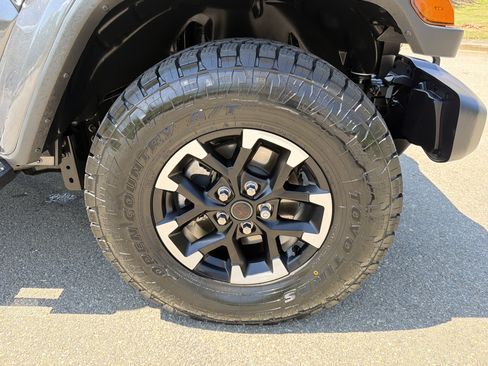 Used 2025 Jeep Gladiator Sport AWD/4WD image 12