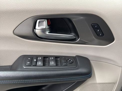 Used 2021 Chrysler Pacifica Touring-L w/ Uconnect Theater Family Group image 18