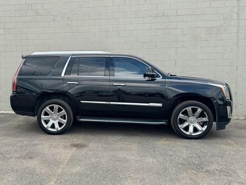 Used 2017 Cadillac Escalade Luxury AWD/4WD image 9