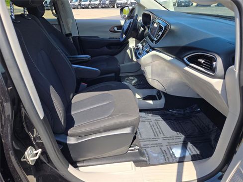 Certified 2023 Chrysler Voyager LX FWD image 8