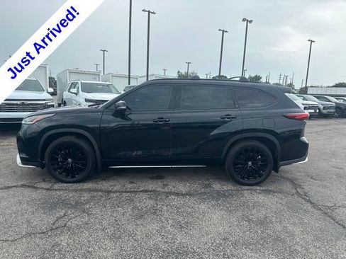 Used 2023 Toyota Highlander XSE FWD image 6