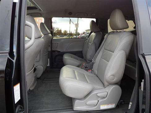 Used 2017 Toyota Sienna XLE image 13