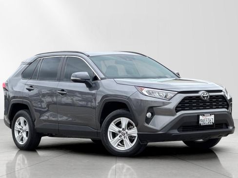 Used 2021 Toyota RAV4 XLE image 1