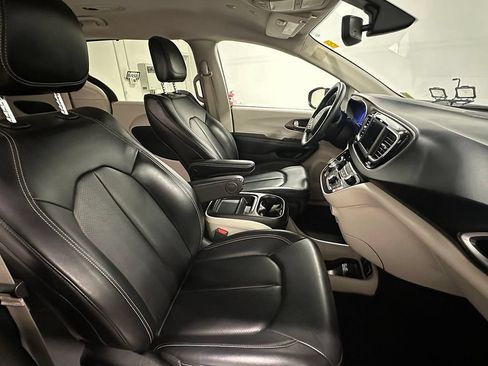 Used 2020 Chrysler Voyager Lxi FWD image 23