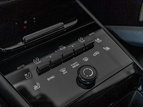 Certified 2025 Porsche Cayenne AWD/4WD image 21