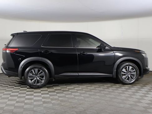 Used 2024 Nissan Pathfinder S image 16