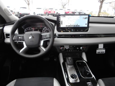 New 2026 Mitsubishi Outlander SE image 14