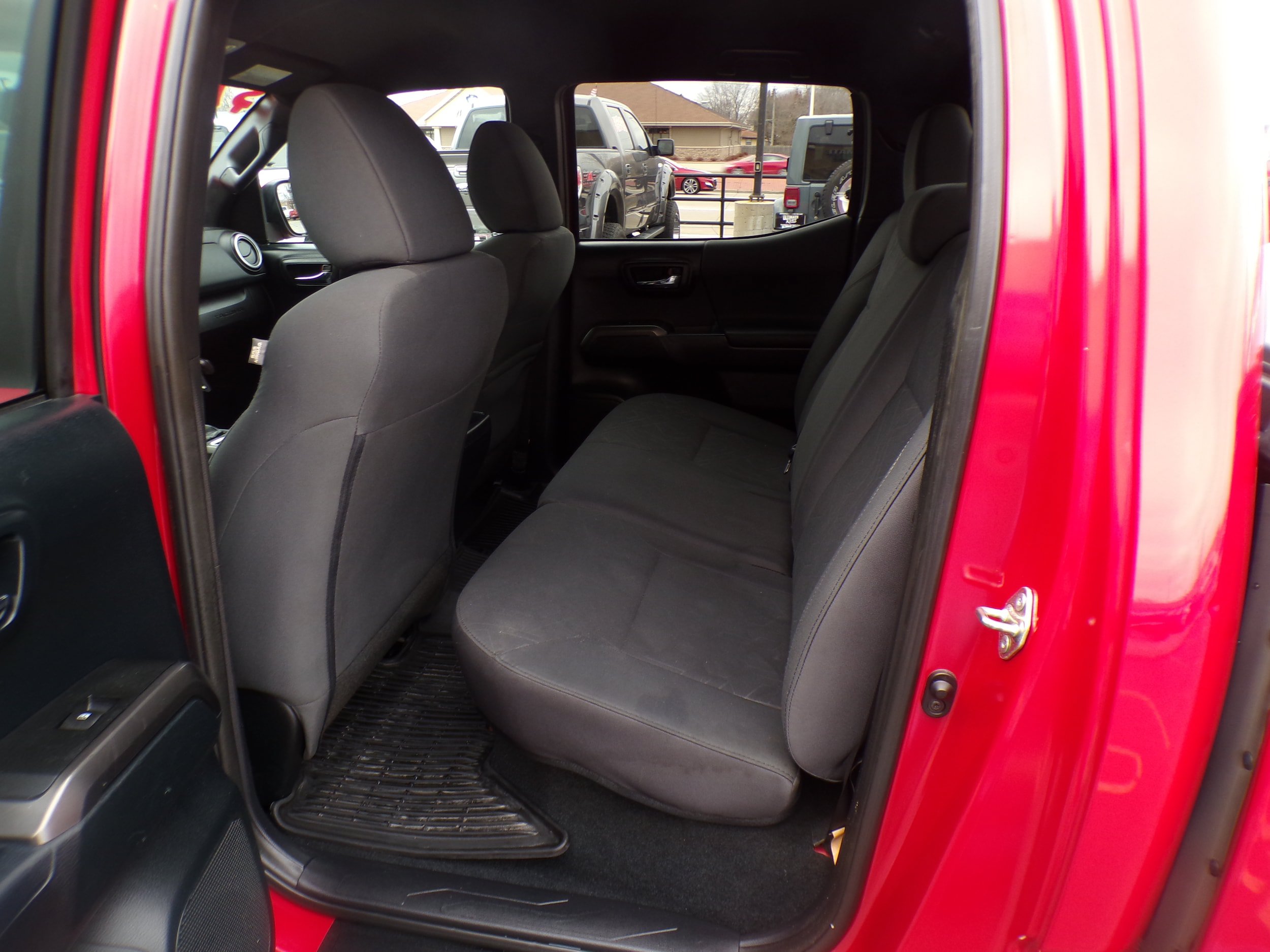 Used 2017 Toyota Tacoma TRD Sport w/ Tow Package (A/T) AWD/4WD image 5