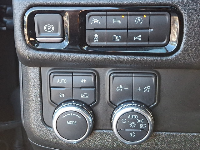 Used 2025 GMC Yukon XL Denali AWD/4WD image 9