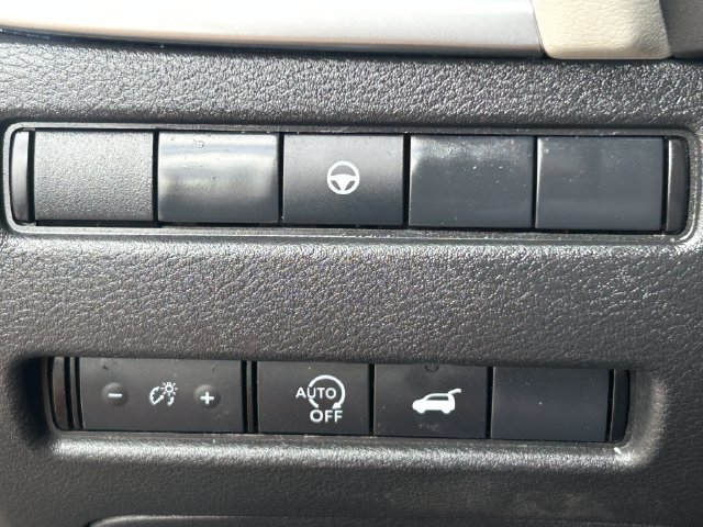 Used 2025 Nissan Rogue SV AWD/4WD image 23