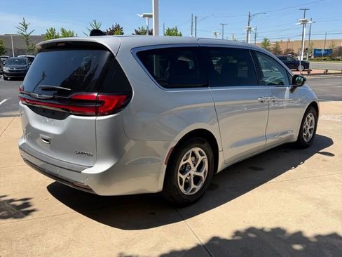 Used 2024 Chrysler Pacifica Limited FWD image 5